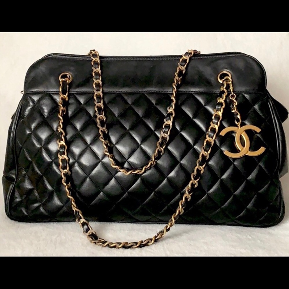 CHANEL Lambskin Quilted Diamond Stitch Jumbo Bag